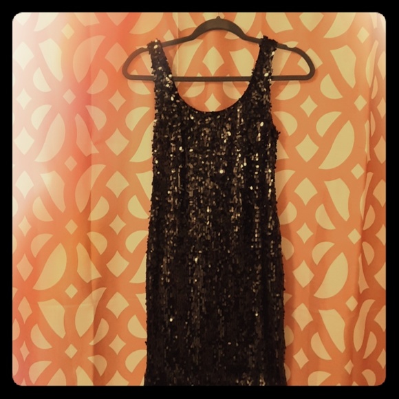 Eye Catching Dress!! 100% Polyester form fitting. - Picture 5 of 5